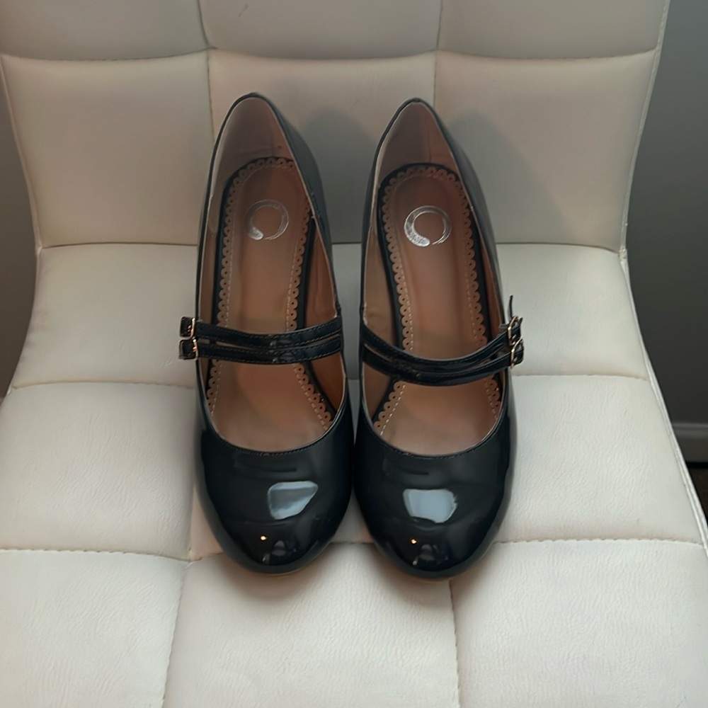 Pre-loved Journee Wendy Classic Round Toe Mary Jane Pumps with Double Strap.